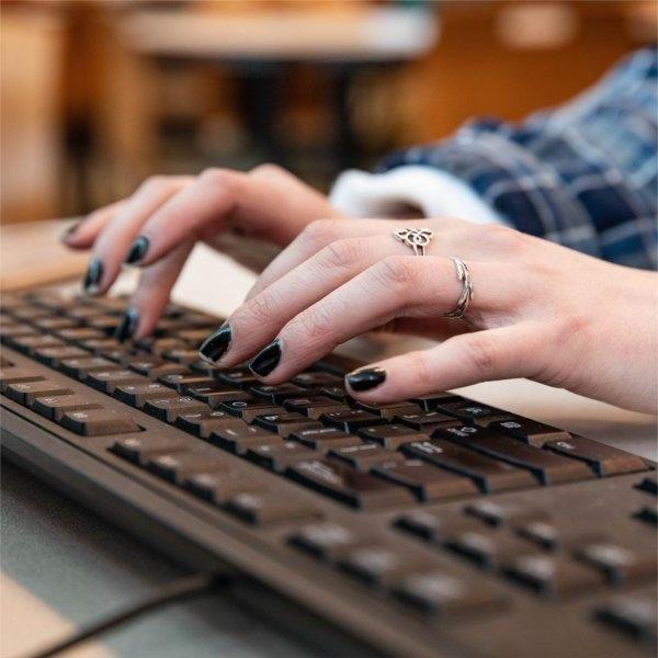 一个人在键盘上打字的特写.