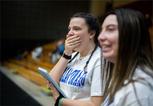两名大峡谷学生对两支青年队之间的篮球比赛做出反应.