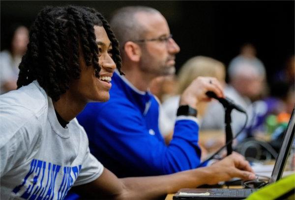 在两支青年队之间的篮球比赛中，一名大峡谷学生微笑着.