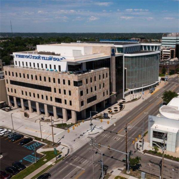 drone photo showing DeVos Center for Interprofessional健康 on Michigan Avenue