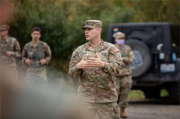 Master Sgt. 西密歇根大学军事科学与领导系的Bradley Thieroff与陆军后备军官训练队学员讨论战术和战略. 