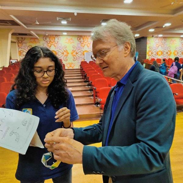 在印度的一间教室里，马克·斯塔夫斯向一名学生展示了一张dna纸