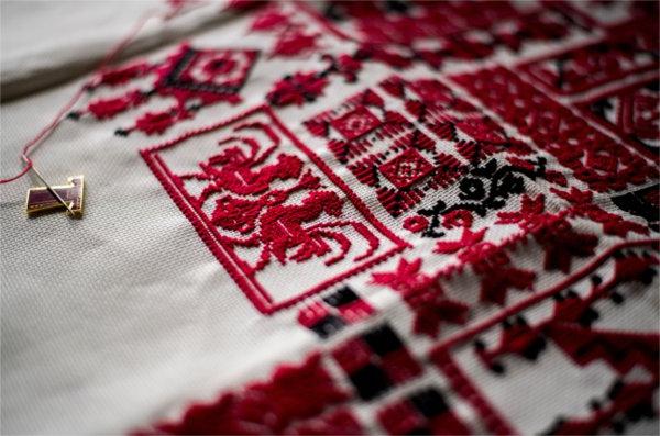 阿伊什在她的挂毯上缝制的特写. 