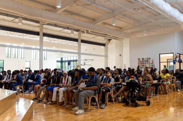 学生们和他们的支持者在底特律成就学院举行的八年级升学仪式上就座
